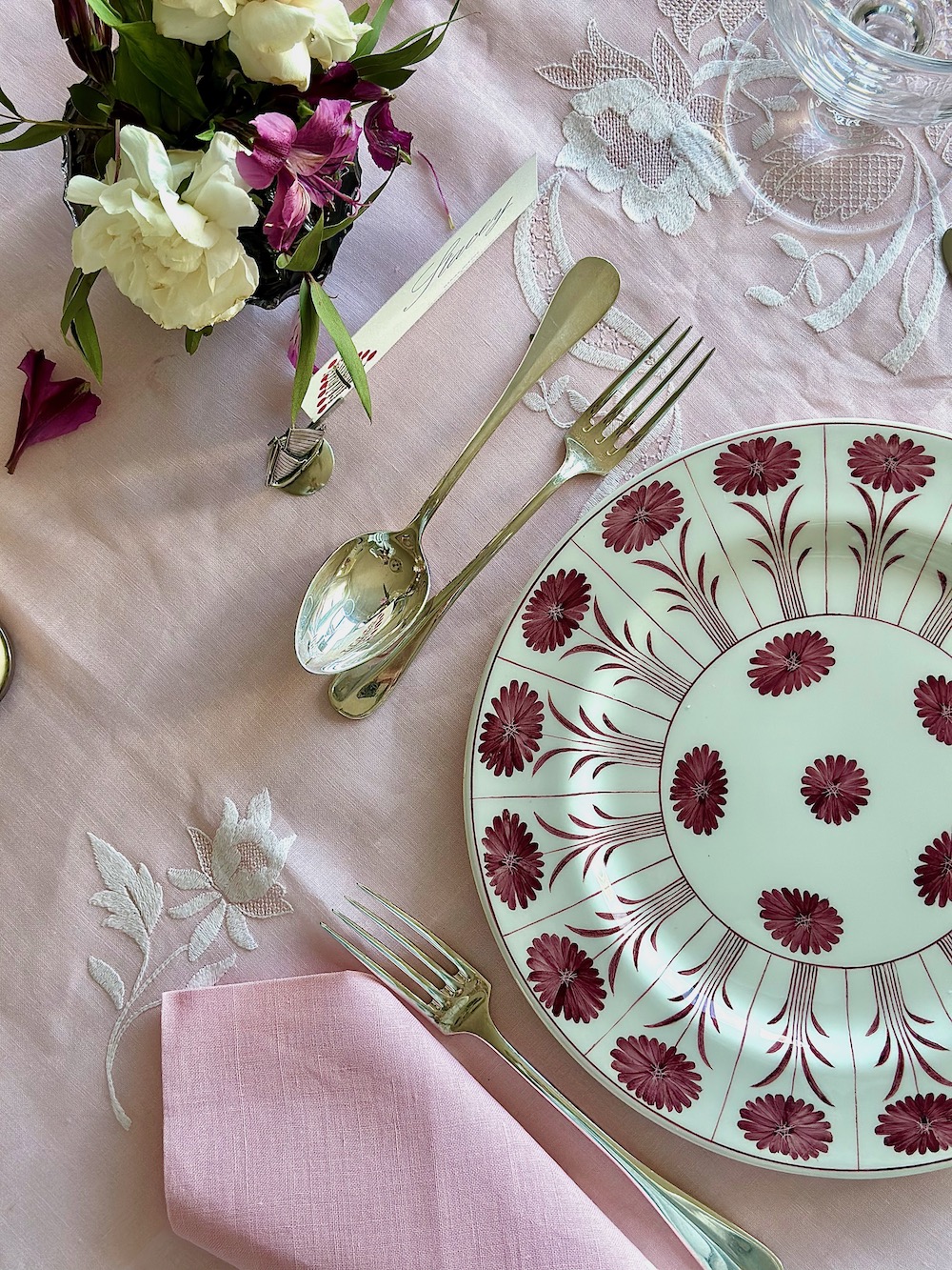 Daisy plates via Quintessence Q Worthy