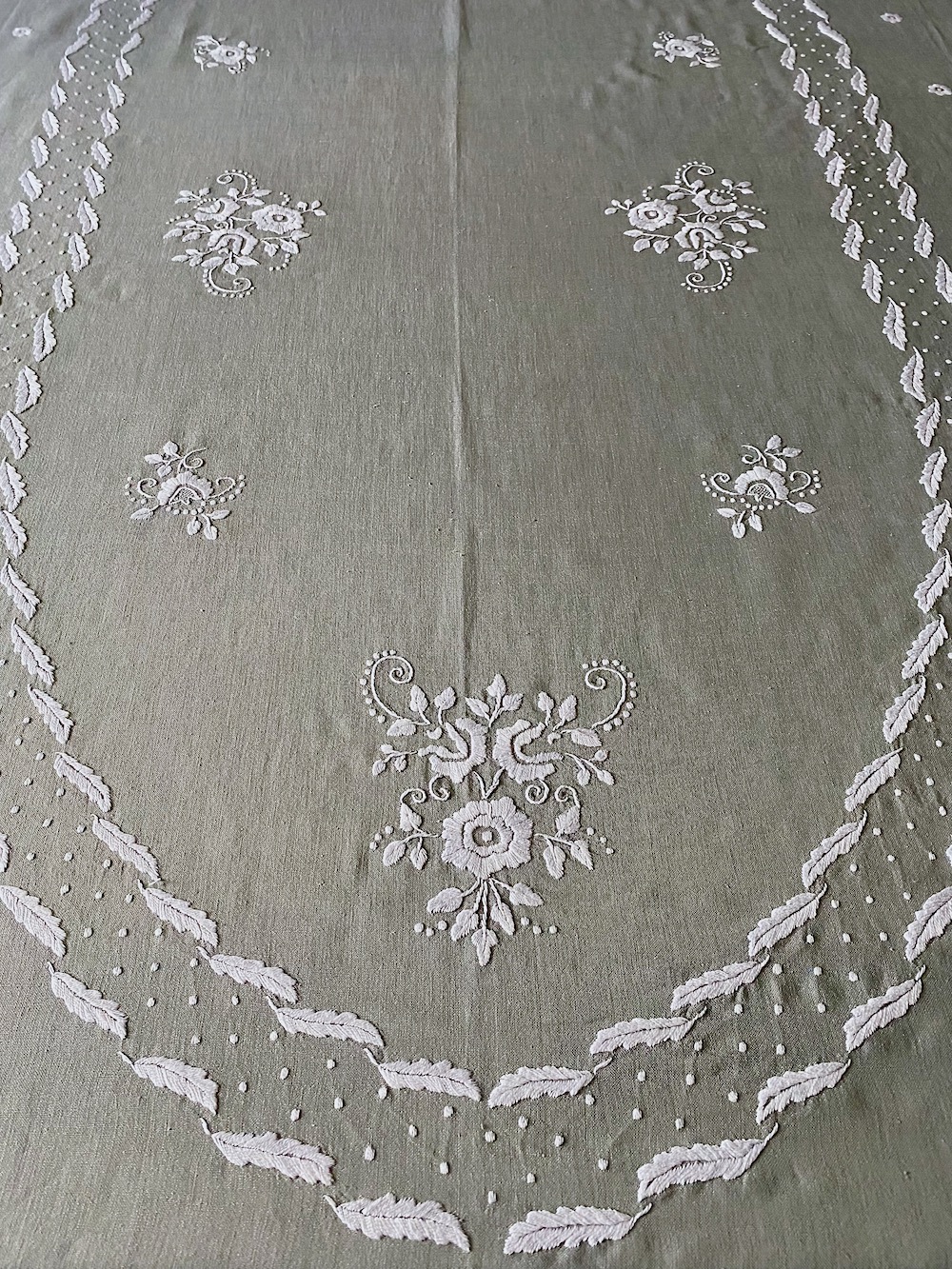 Vintage Embroidered Tablecloth and Napkins Set