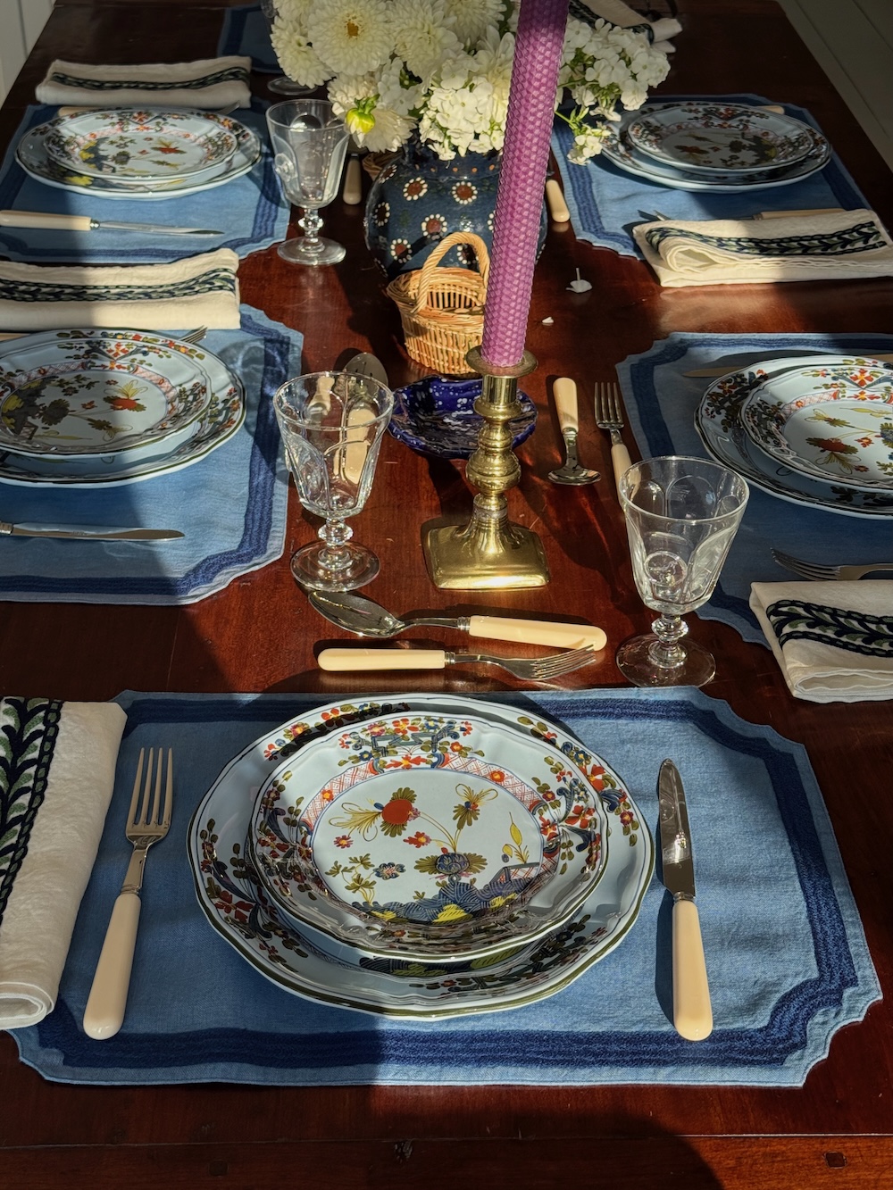Cartouche Embroidered Placemat - Image 5