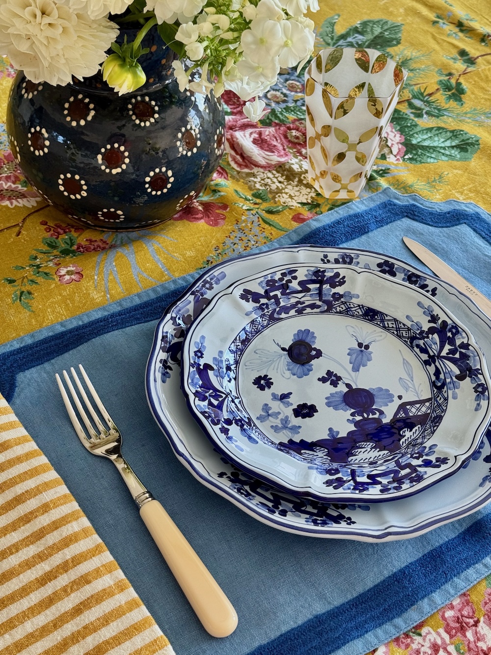 Cartouche Embroidered Placemat - Image 4