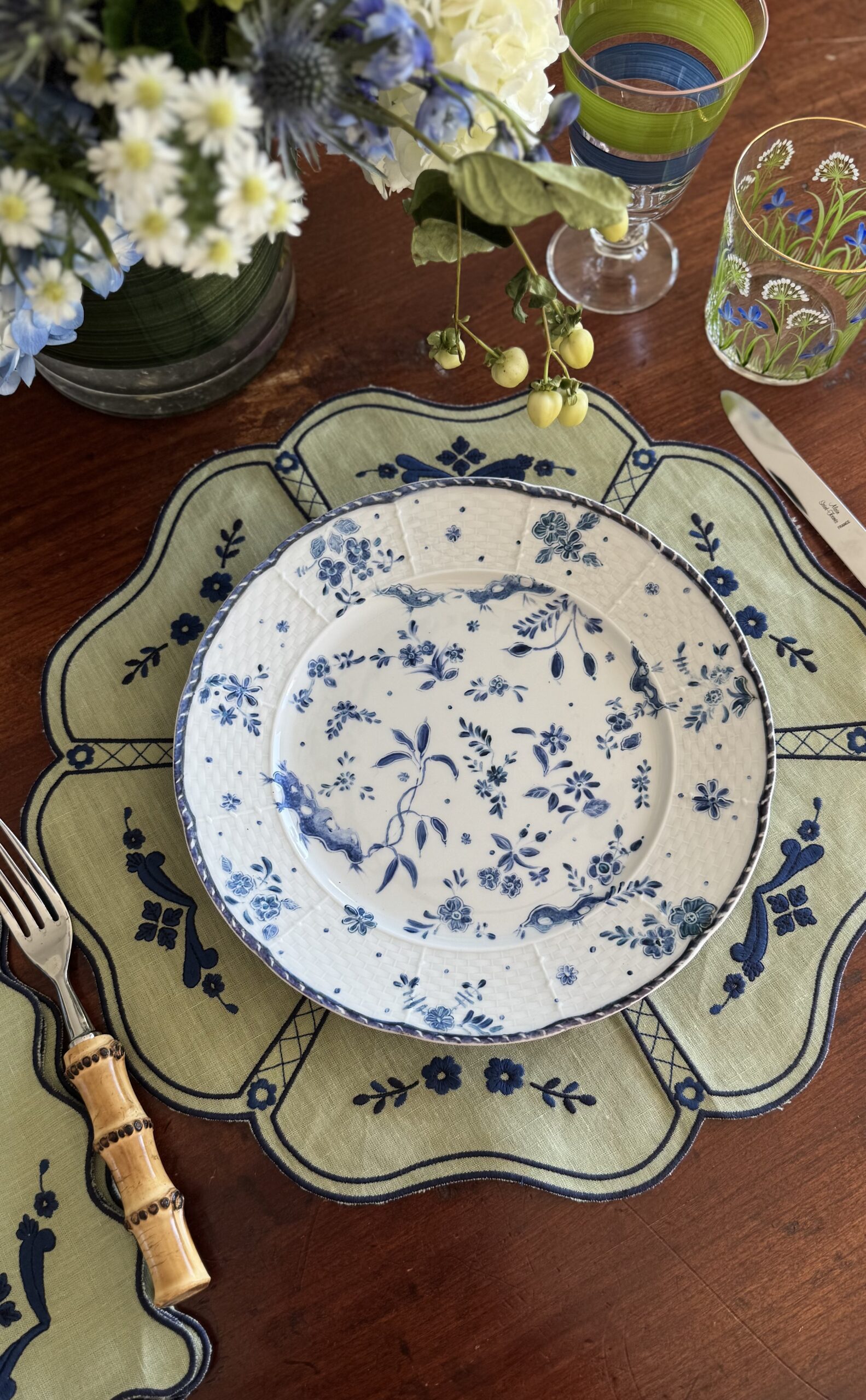 Carnation placemat wiht Fleuron plate