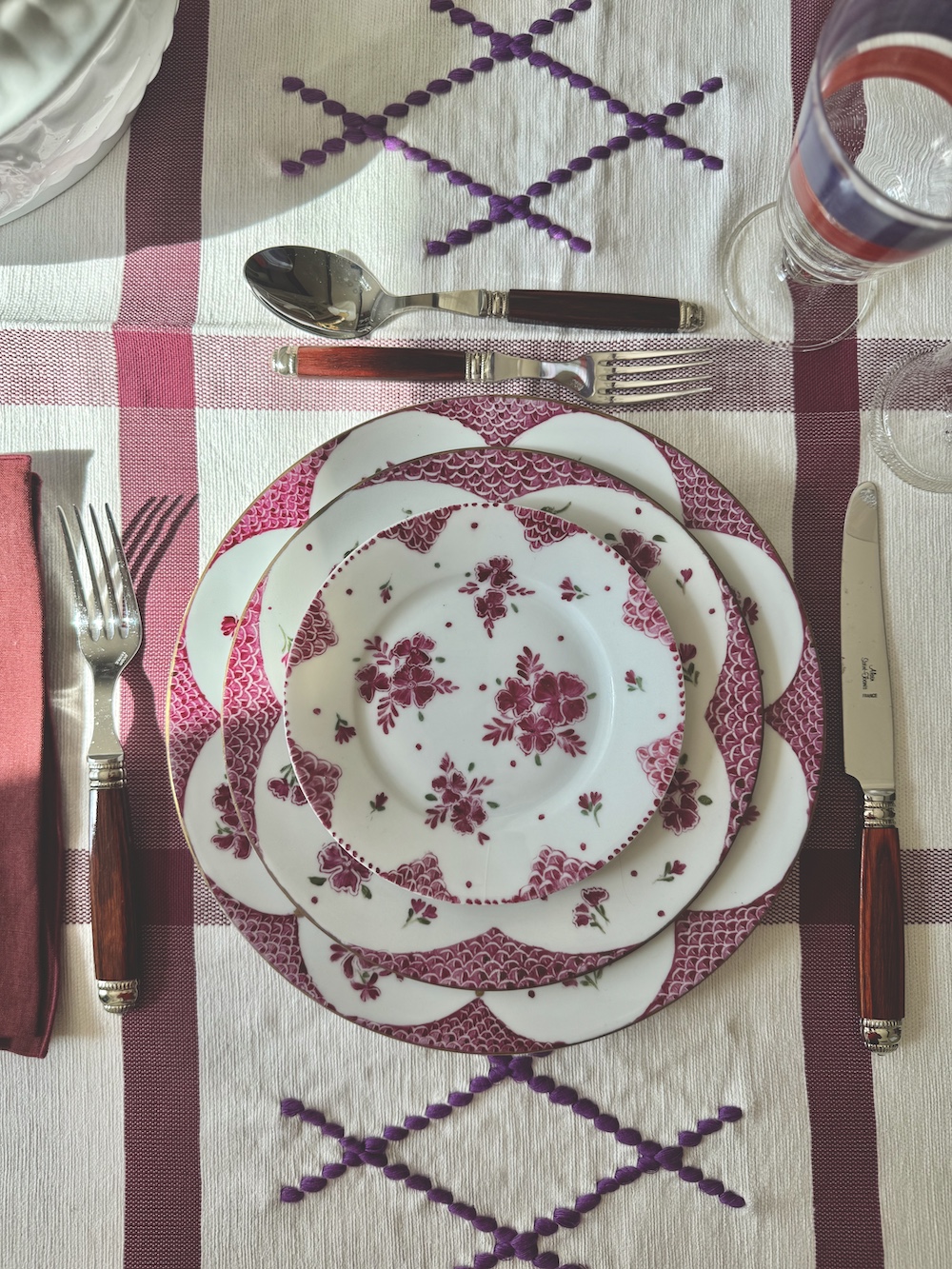 Q Worthy Feston dinner plate